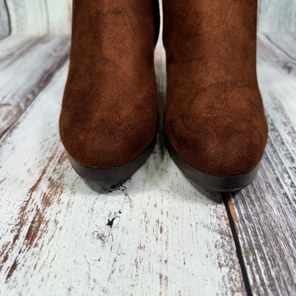 Bakers Brown Suede-like Heeled Boots with Ruched Detailing Size 10 B - Picture 5 of 10